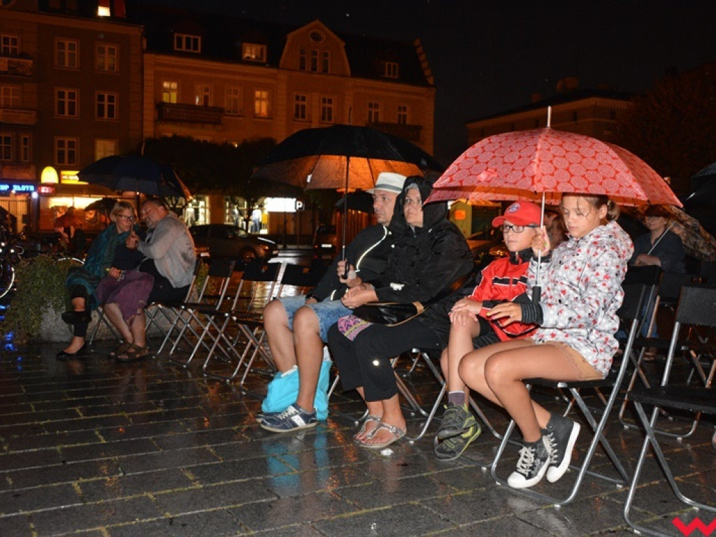 Deszcz nie przeszkodził w wysłuchaniu przebojów Franka Sinatry – jazzowy wieczór pod parasolami