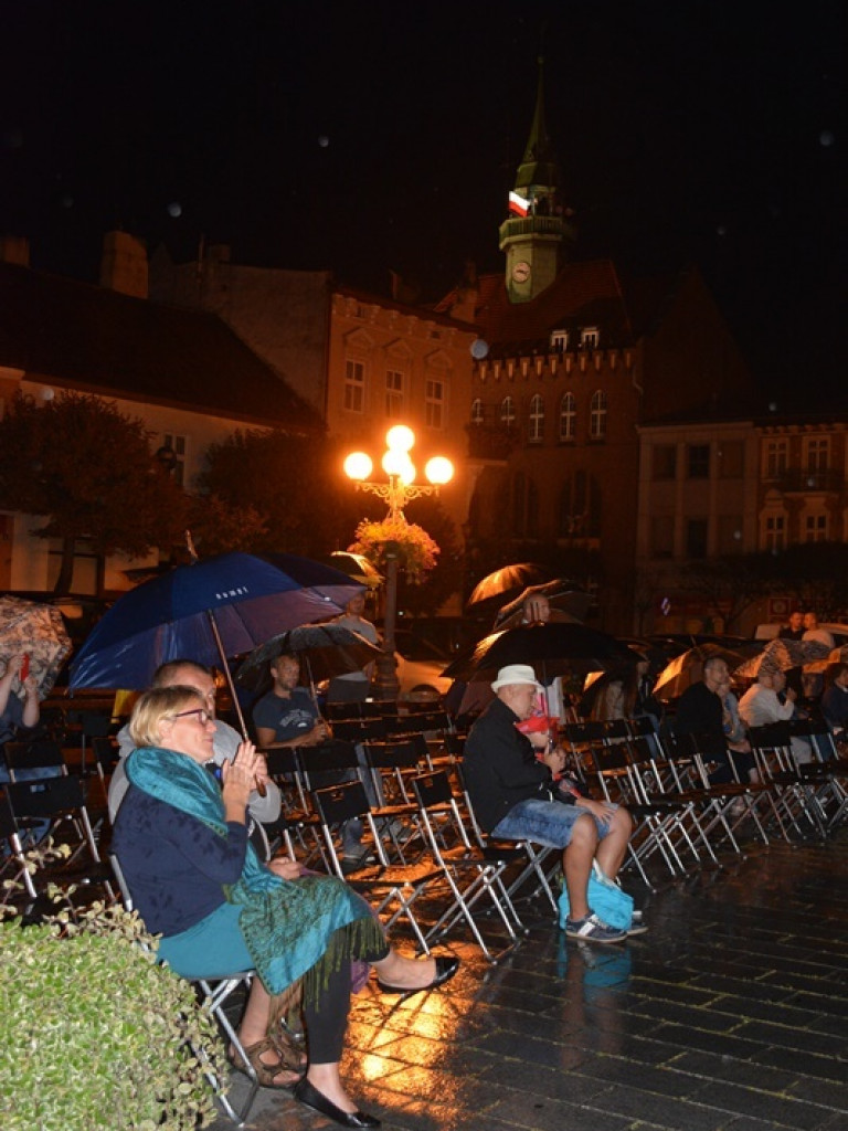 Deszcz nie przeszkodził w wysłuchaniu przebojów Franka Sinatry – jazzowy wieczór pod parasolami
