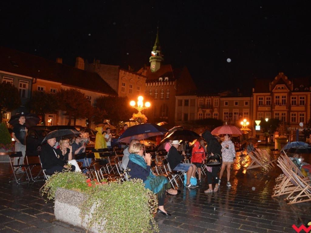 Deszcz nie przeszkodził w wysłuchaniu przebojów Franka Sinatry – jazzowy wieczór pod parasolami