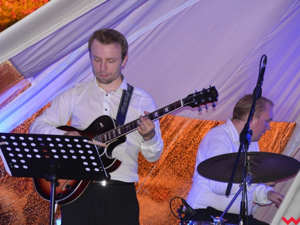 Deszcz nie przeszkodził w wysłuchaniu przebojów Franka Sinatry – jazzowy wieczór pod parasolami