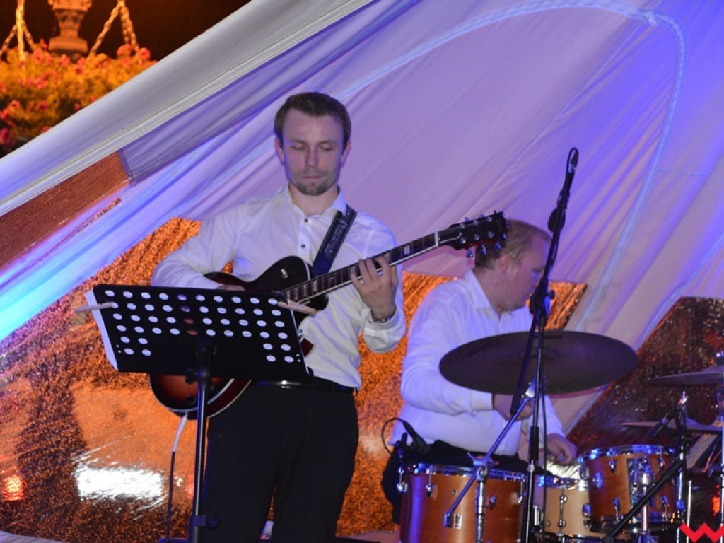 Deszcz nie przeszkodził w wysłuchaniu przebojów Franka Sinatry – jazzowy wieczór pod parasolami
