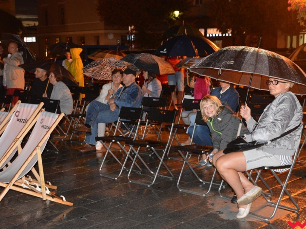 Deszcz nie przeszkodził w wysłuchaniu przebojów Franka Sinatry – jazzowy wieczór pod parasolami