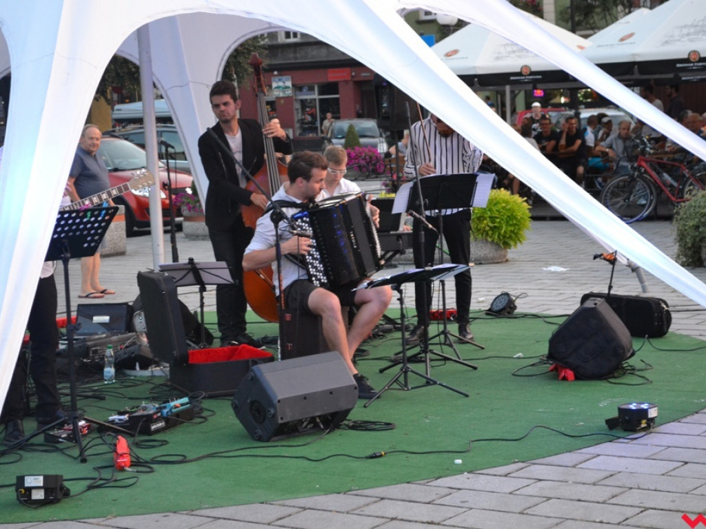 Zmysłowe tango z nutą jazzu. Doskonały koncert Bandonegro na rynku