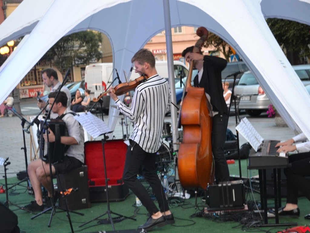 Zmysłowe tango z nutą jazzu. Doskonały koncert Bandonegro na rynku