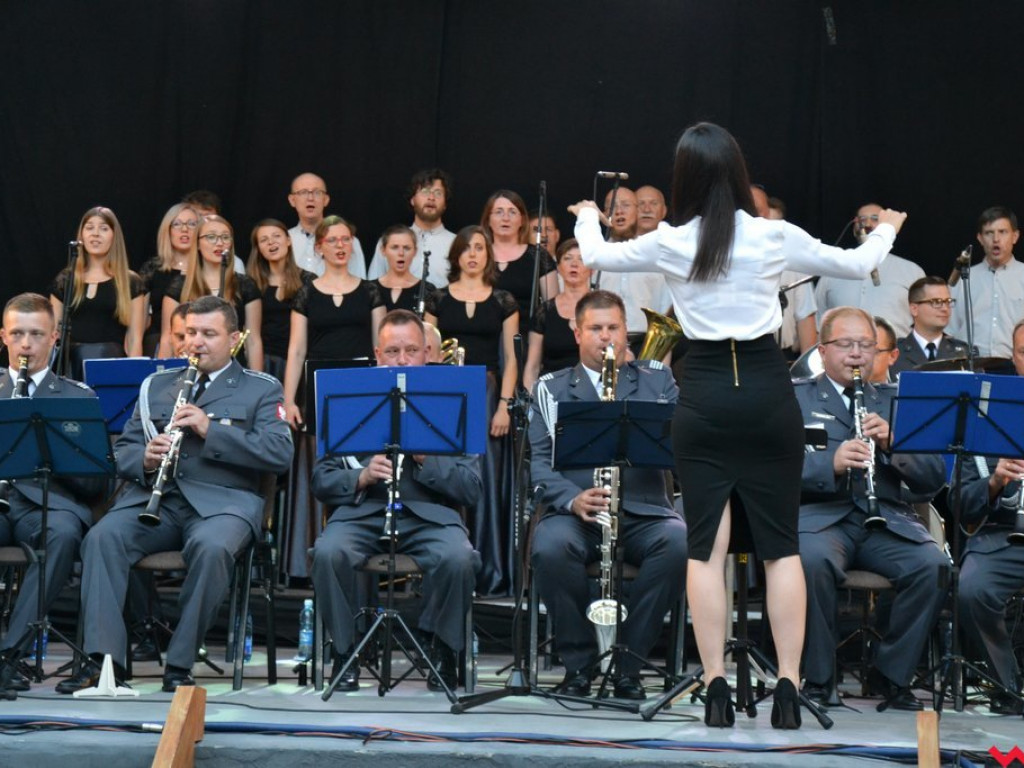 Umiarkowane zainteresowanie na patriotycznym koncercie wojskowej orkiestry