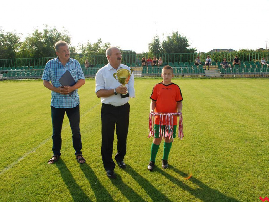 Piłkarze Warty Pyzdry z medalami i pucharem