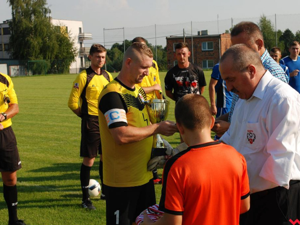 Piłkarze Warty Pyzdry z medalami i pucharem