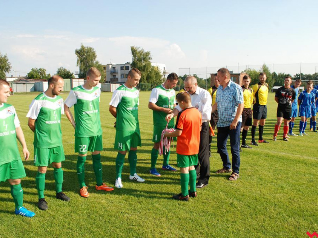 Piłkarze Warty Pyzdry z medalami i pucharem