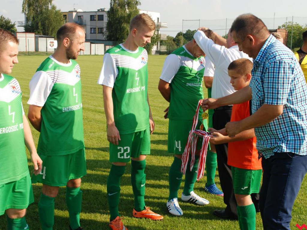 Piłkarze Warty Pyzdry z medalami i pucharem