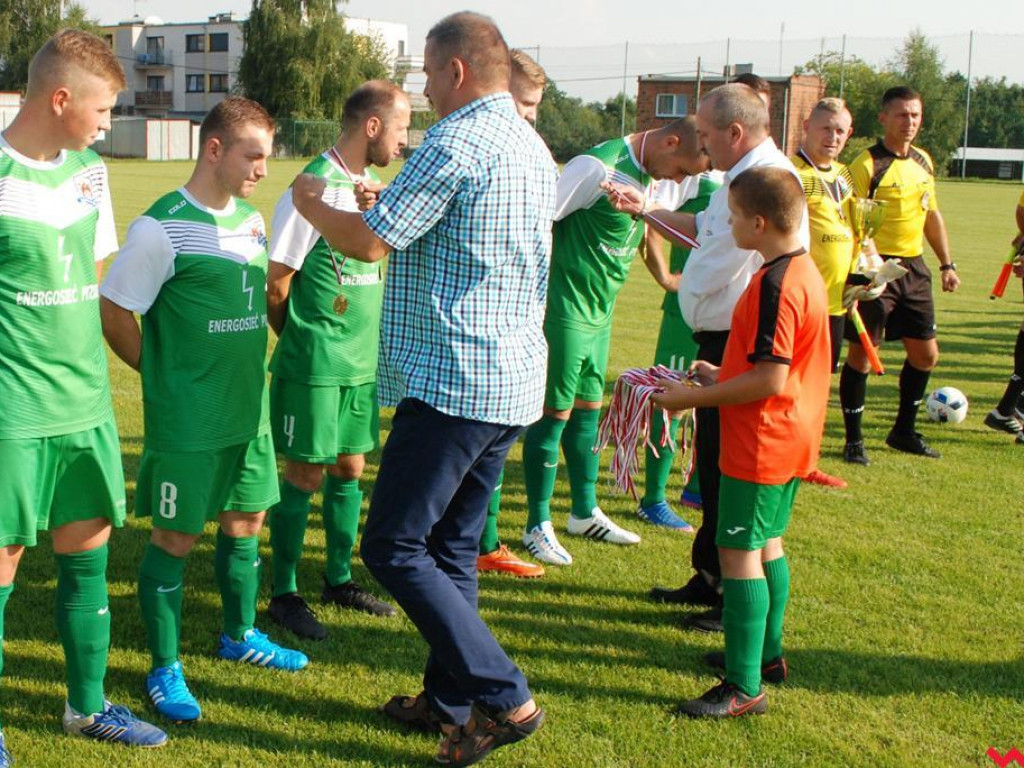 Piłkarze Warty Pyzdry z medalami i pucharem