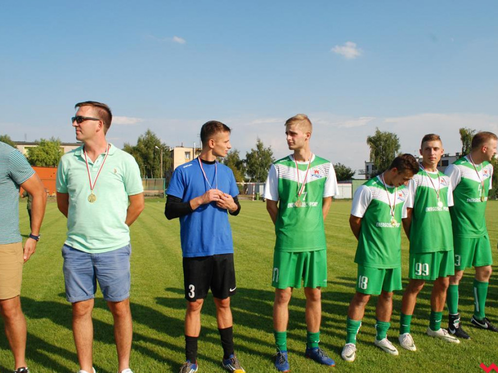 Piłkarze Warty Pyzdry z medalami i pucharem