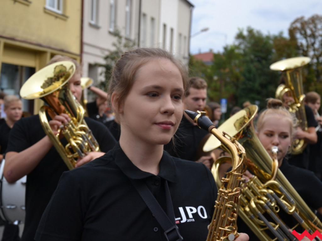 Batuty i buławy zaczarowały miasto. Trwa XIII Wrzesiński Festiwal Orkiestr Dętych