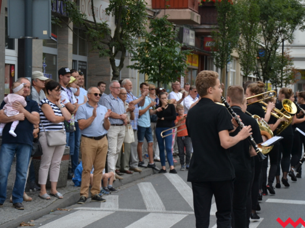 Batuty i buławy zaczarowały miasto. Trwa XIII Wrzesiński Festiwal Orkiestr Dętych