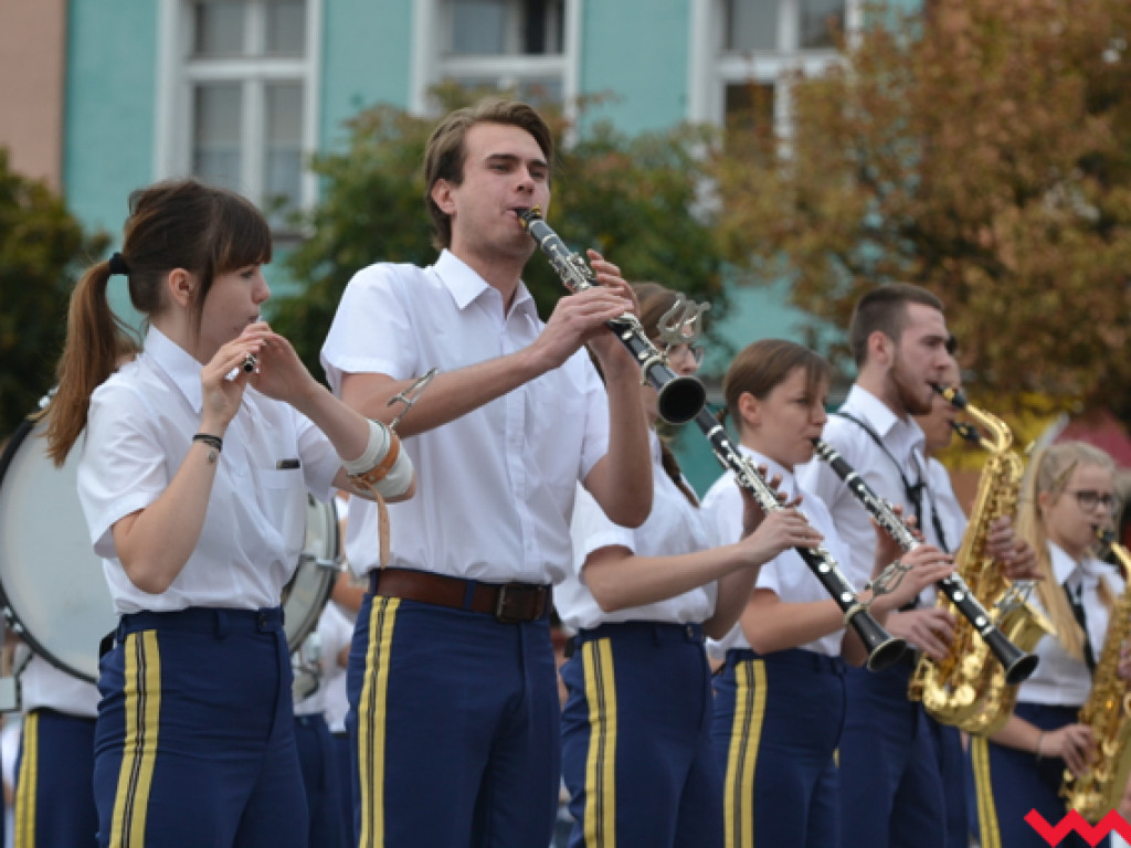 Batuty i buławy zaczarowały miasto. Trwa XIII Wrzesiński Festiwal Orkiestr Dętych