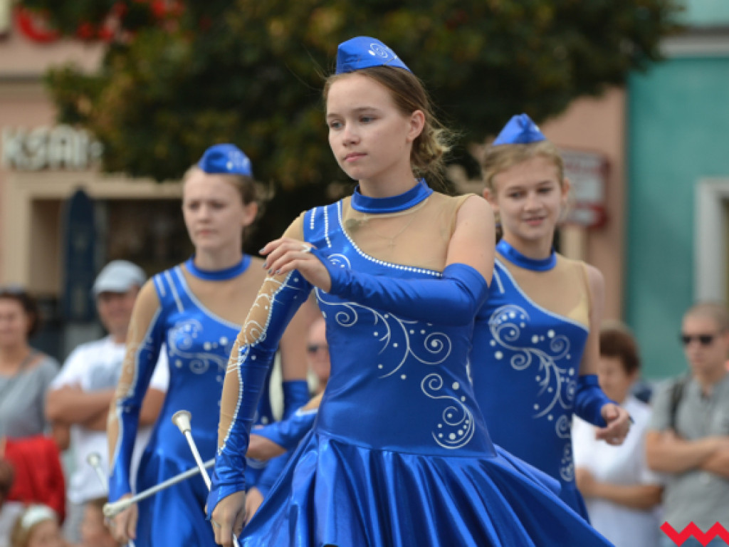 Batuty i buławy zaczarowały miasto. Trwa XIII Wrzesiński Festiwal Orkiestr Dętych