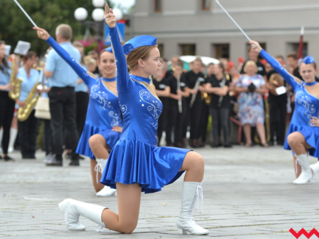 Batuty i buławy zaczarowały miasto. Trwa XIII Wrzesiński Festiwal Orkiestr Dętych
