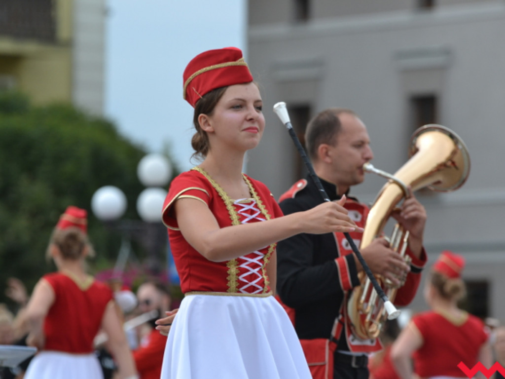 Batuty i buławy zaczarowały miasto. Trwa XIII Wrzesiński Festiwal Orkiestr Dętych