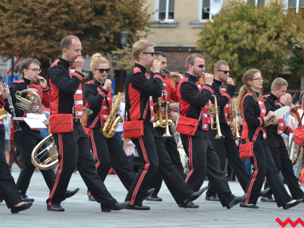 Batuty i buławy zaczarowały miasto. Trwa XIII Wrzesiński Festiwal Orkiestr Dętych
