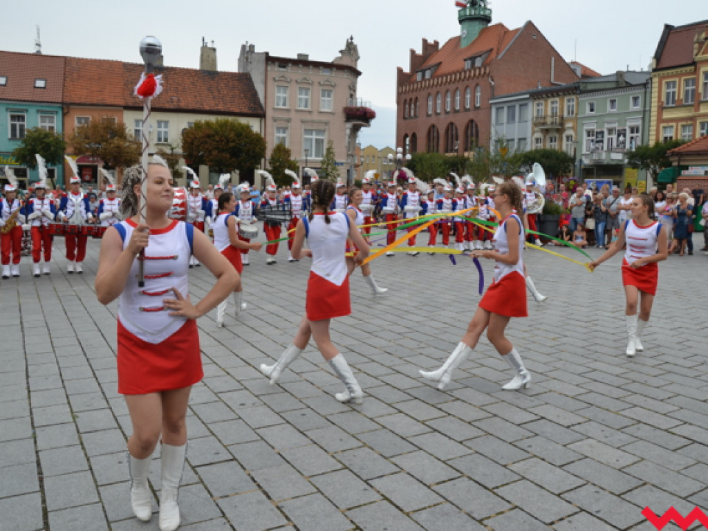Batuty i buławy zaczarowały miasto. Trwa XIII Wrzesiński Festiwal Orkiestr Dętych