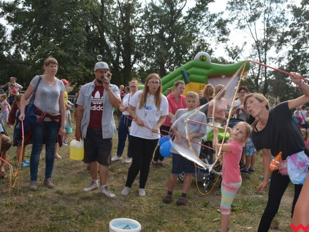 Można dmuchać bańki, a można się w nich schować, czyli Festiwal Baniek Mydlanych za nami