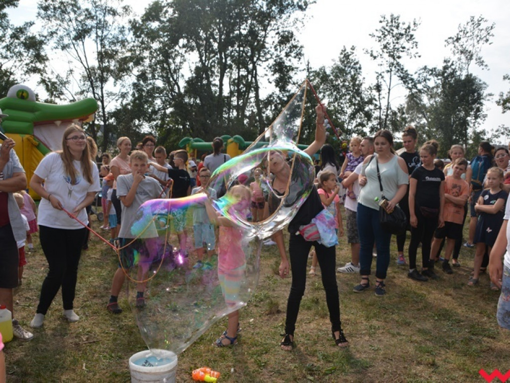Można dmuchać bańki, a można się w nich schować, czyli Festiwal Baniek Mydlanych za nami