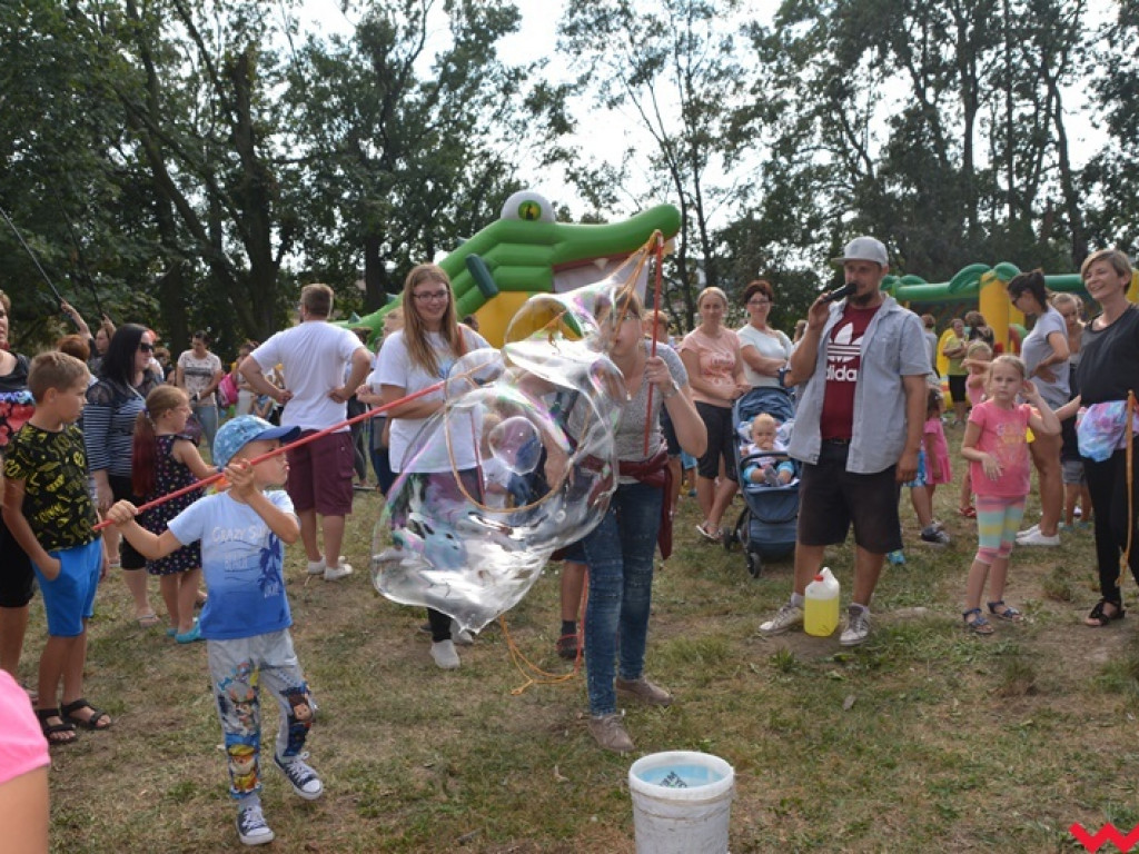 Można dmuchać bańki, a można się w nich schować, czyli Festiwal Baniek Mydlanych za nami