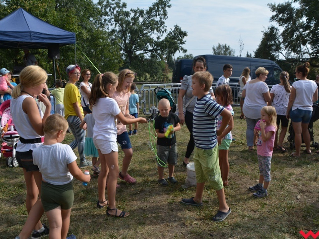 Można dmuchać bańki, a można się w nich schować, czyli Festiwal Baniek Mydlanych za nami