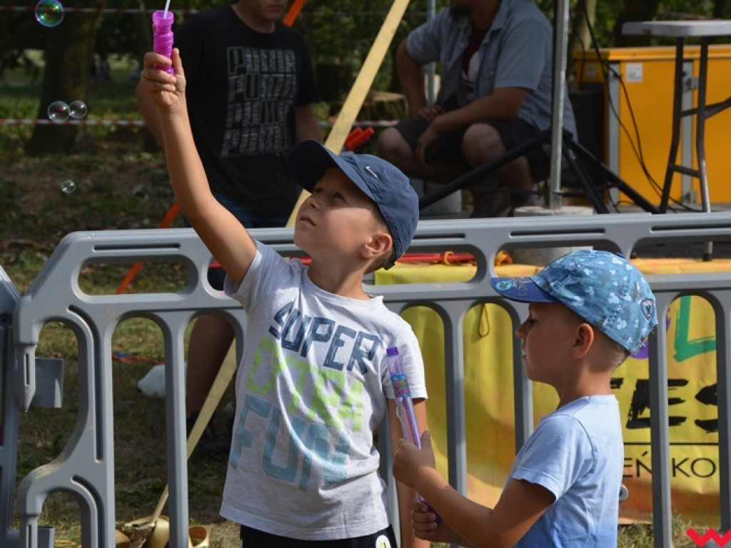 Można dmuchać bańki, a można się w nich schować, czyli Festiwal Baniek Mydlanych za nami