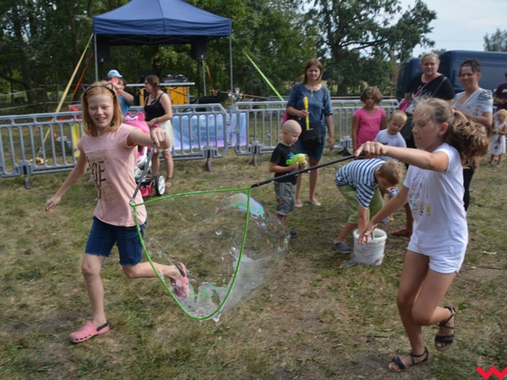 Można dmuchać bańki, a można się w nich schować, czyli Festiwal Baniek Mydlanych za nami