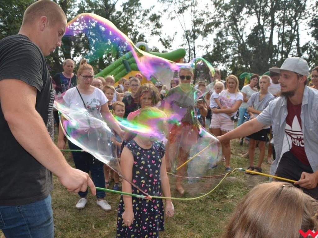 Można dmuchać bańki, a można się w nich schować, czyli Festiwal Baniek Mydlanych za nami