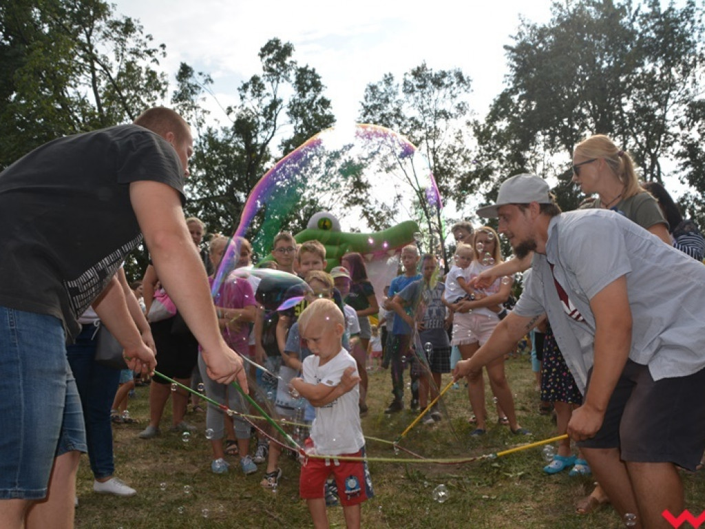 Można dmuchać bańki, a można się w nich schować, czyli Festiwal Baniek Mydlanych za nami