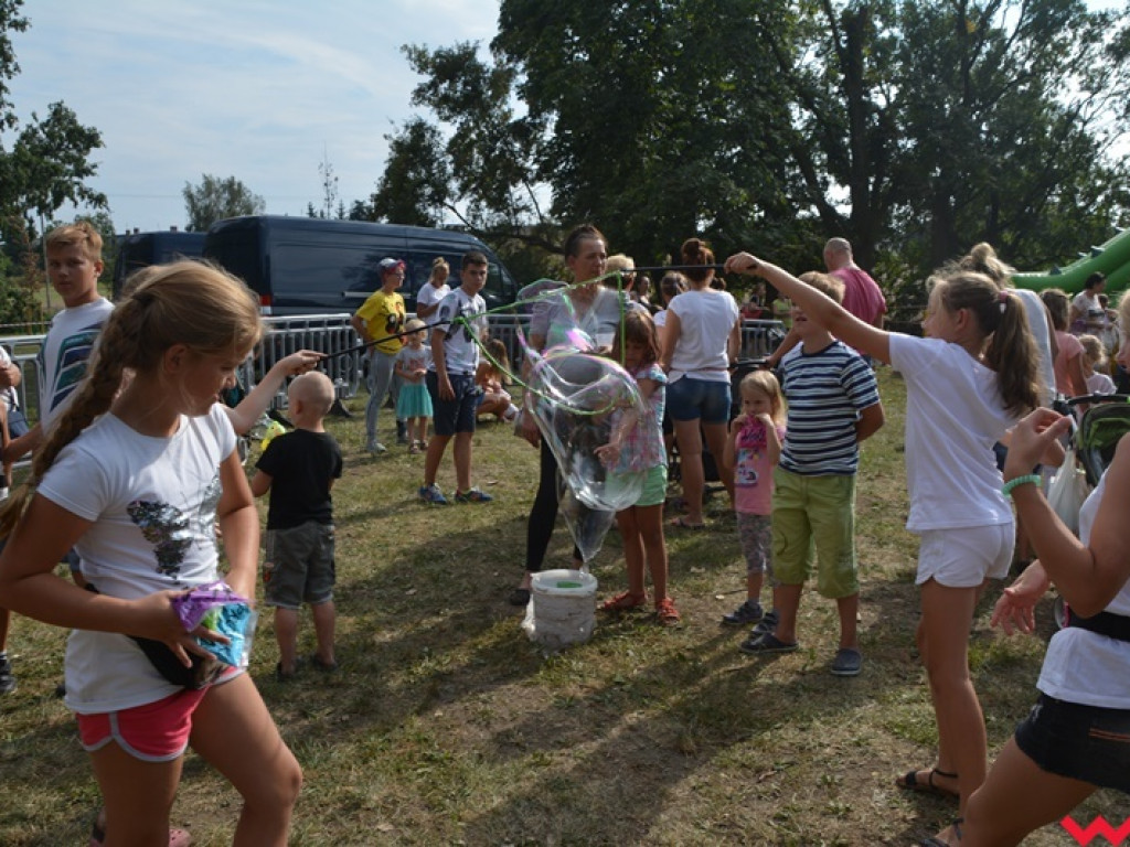Można dmuchać bańki, a można się w nich schować, czyli Festiwal Baniek Mydlanych za nami