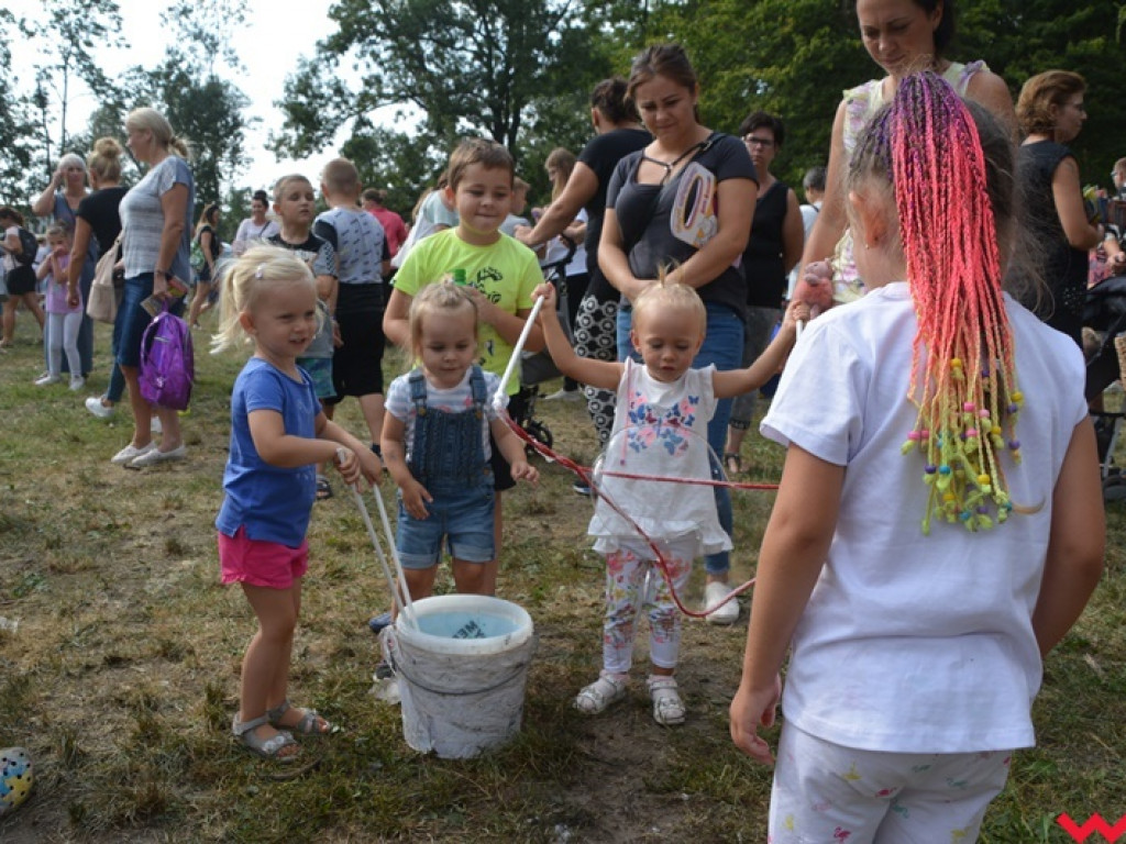 Można dmuchać bańki, a można się w nich schować, czyli Festiwal Baniek Mydlanych za nami