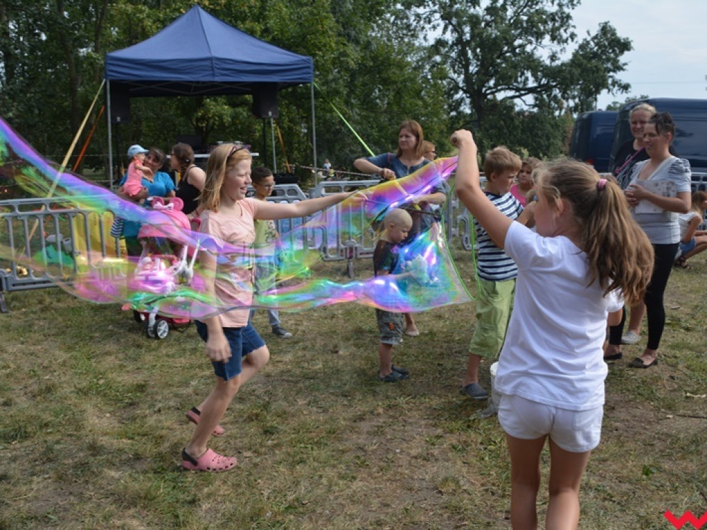 Można dmuchać bańki, a można się w nich schować, czyli Festiwal Baniek Mydlanych za nami