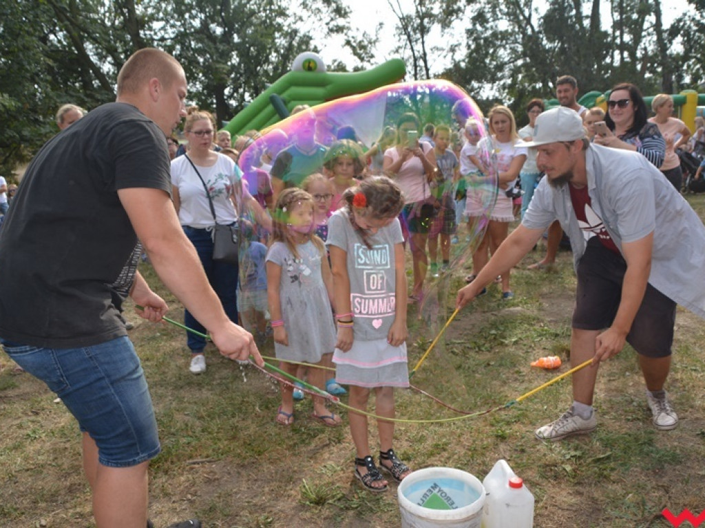 Można dmuchać bańki, a można się w nich schować, czyli Festiwal Baniek Mydlanych za nami