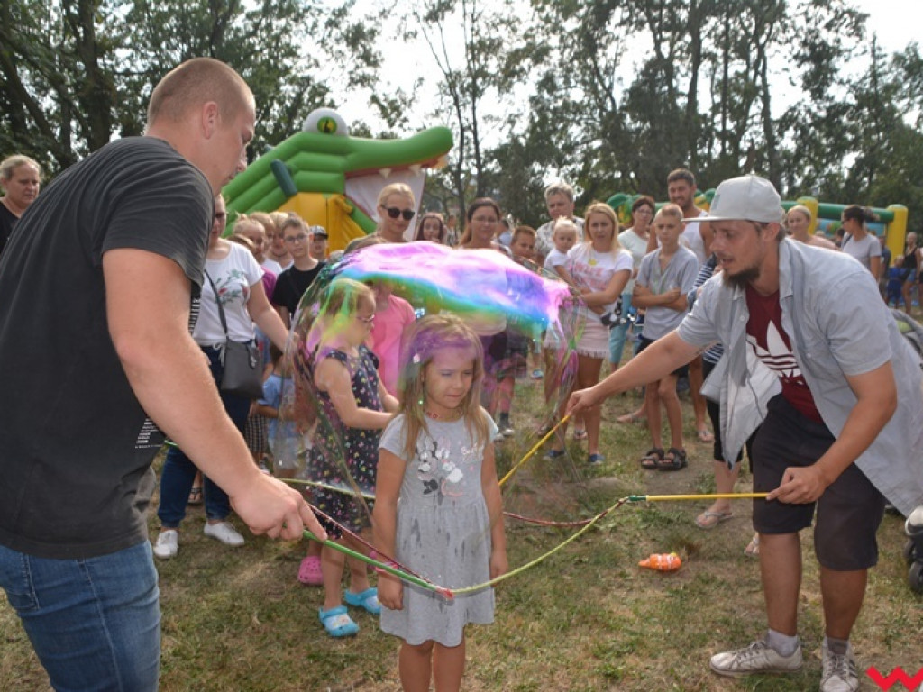 Można dmuchać bańki, a można się w nich schować, czyli Festiwal Baniek Mydlanych za nami