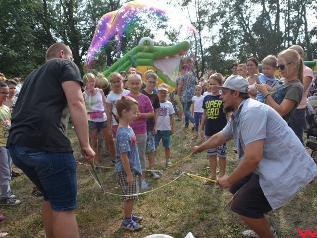 Można dmuchać bańki, a można się w nich schować, czyli Festiwal Baniek Mydlanych za nami