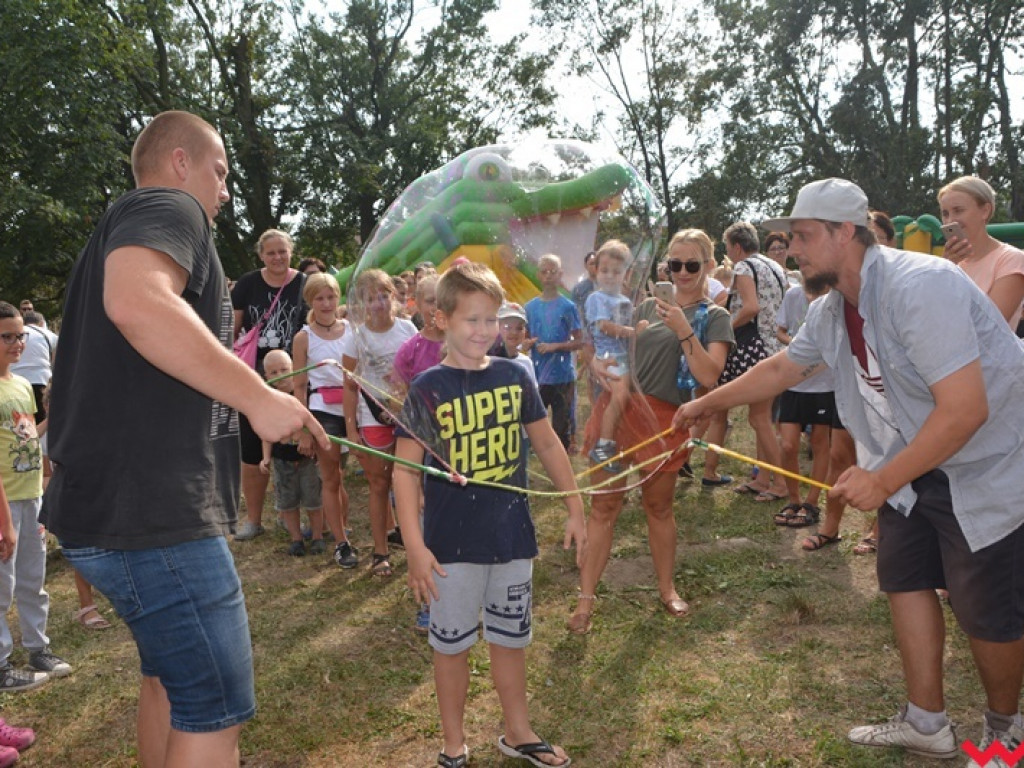 Można dmuchać bańki, a można się w nich schować, czyli Festiwal Baniek Mydlanych za nami