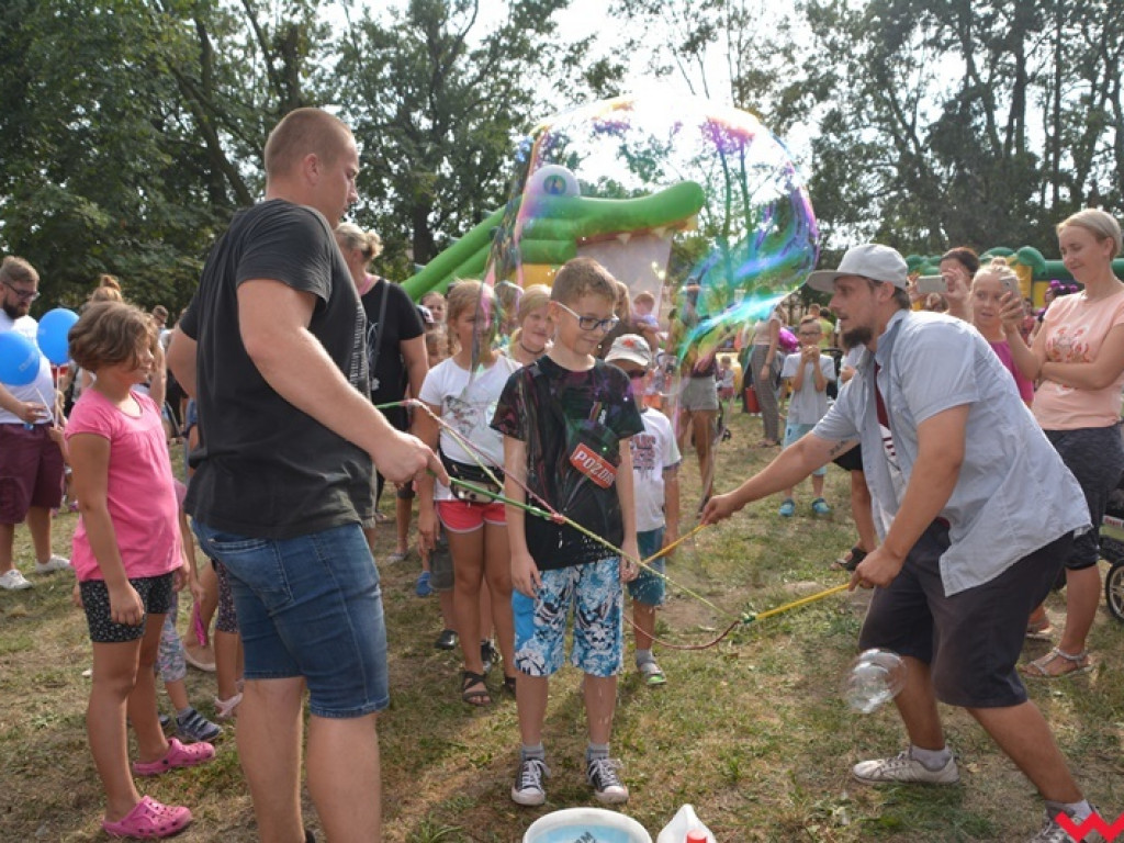 Można dmuchać bańki, a można się w nich schować, czyli Festiwal Baniek Mydlanych za nami