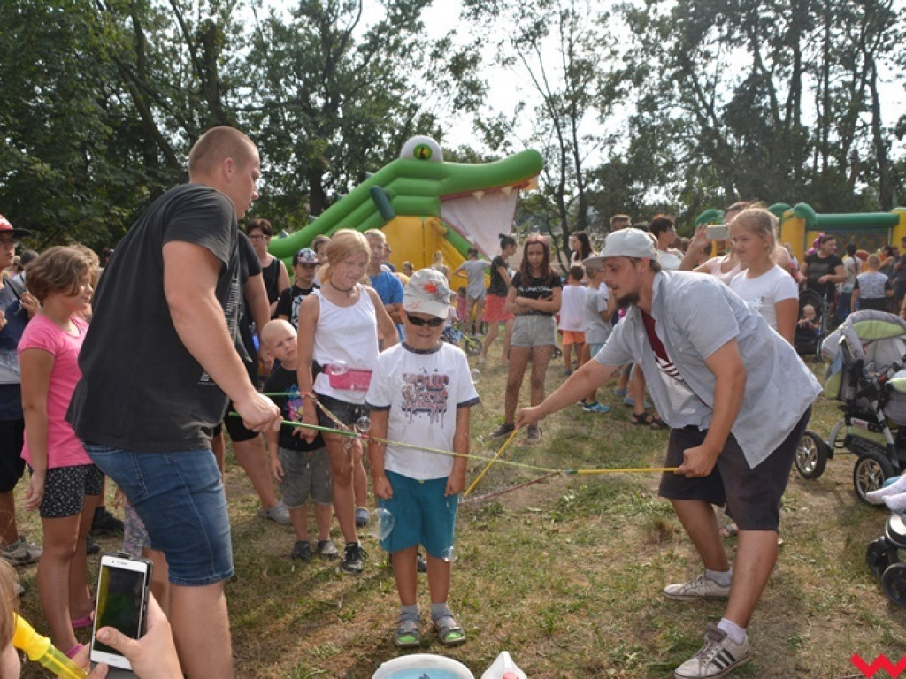 Można dmuchać bańki, a można się w nich schować, czyli Festiwal Baniek Mydlanych za nami
