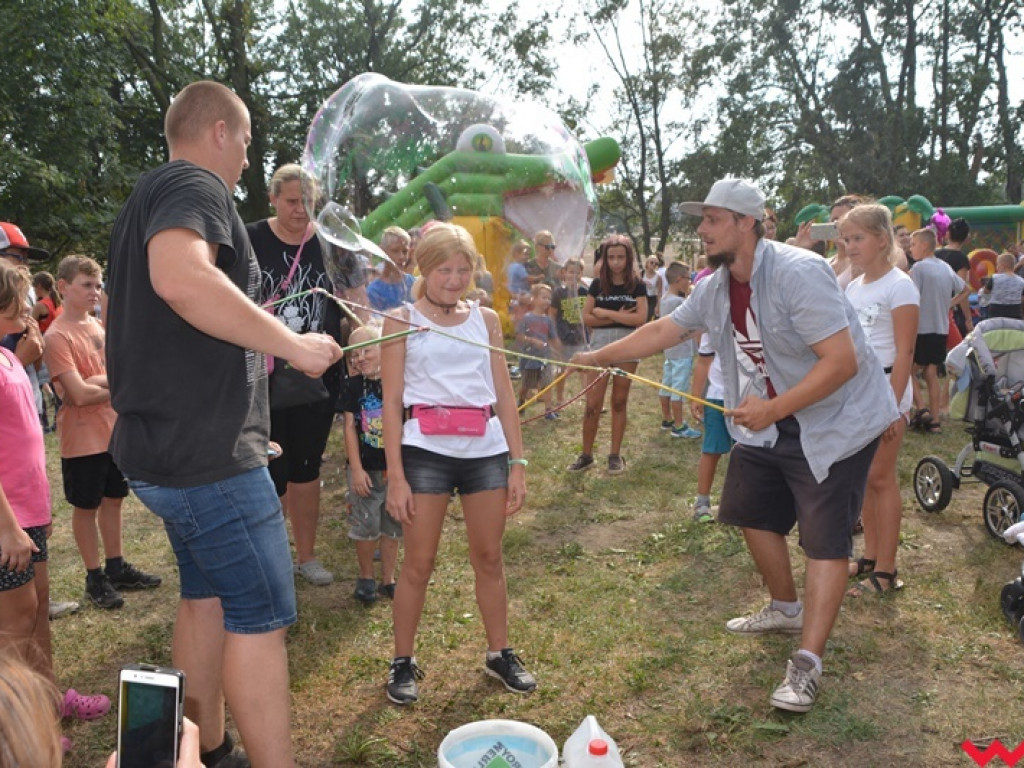 Można dmuchać bańki, a można się w nich schować, czyli Festiwal Baniek Mydlanych za nami