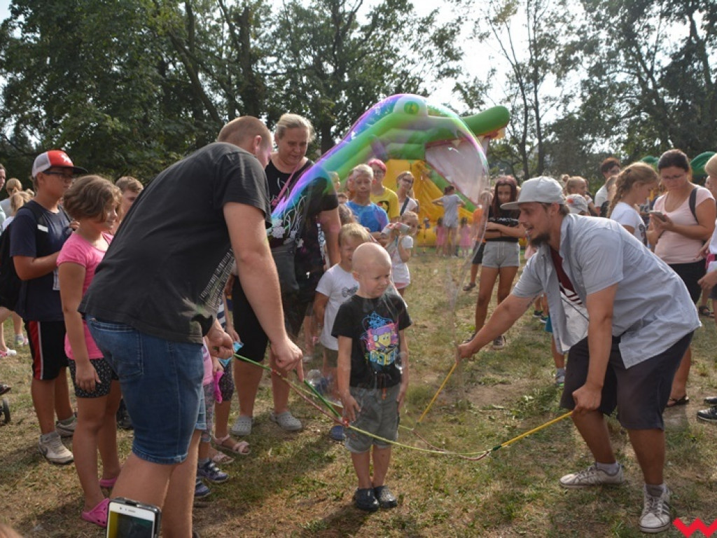Można dmuchać bańki, a można się w nich schować, czyli Festiwal Baniek Mydlanych za nami