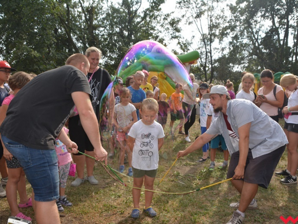 Można dmuchać bańki, a można się w nich schować, czyli Festiwal Baniek Mydlanych za nami
