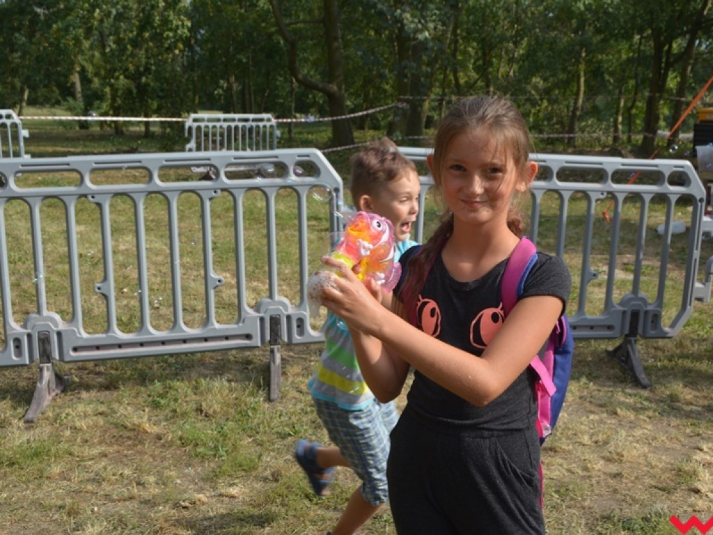 Można dmuchać bańki, a można się w nich schować, czyli Festiwal Baniek Mydlanych za nami