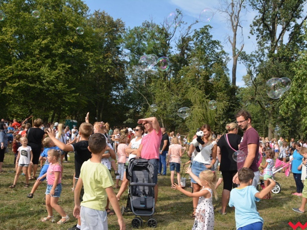 Można dmuchać bańki, a można się w nich schować, czyli Festiwal Baniek Mydlanych za nami