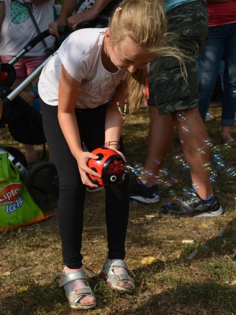 Można dmuchać bańki, a można się w nich schować, czyli Festiwal Baniek Mydlanych za nami