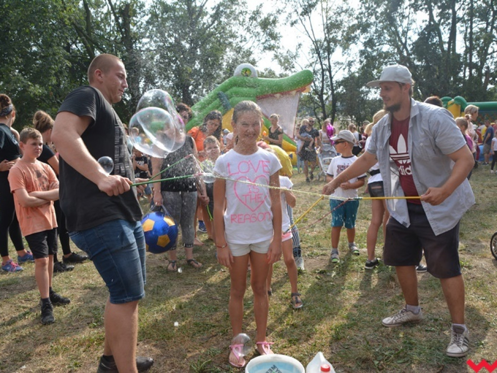Można dmuchać bańki, a można się w nich schować, czyli Festiwal Baniek Mydlanych za nami