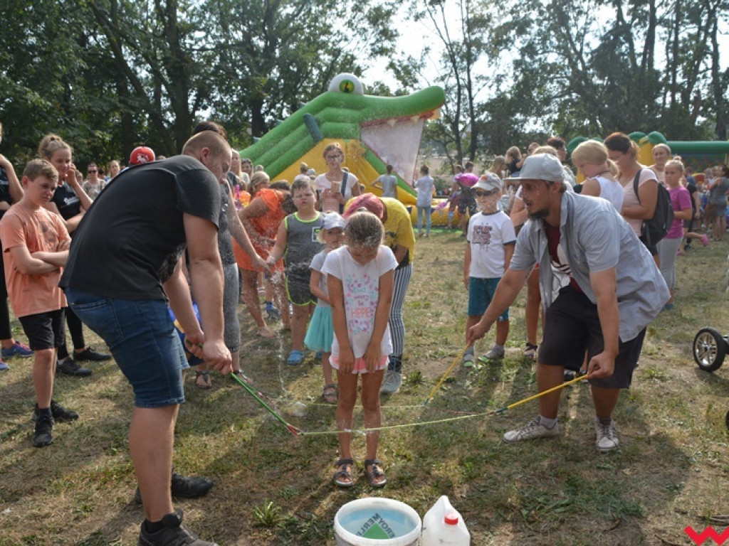 Można dmuchać bańki, a można się w nich schować, czyli Festiwal Baniek Mydlanych za nami