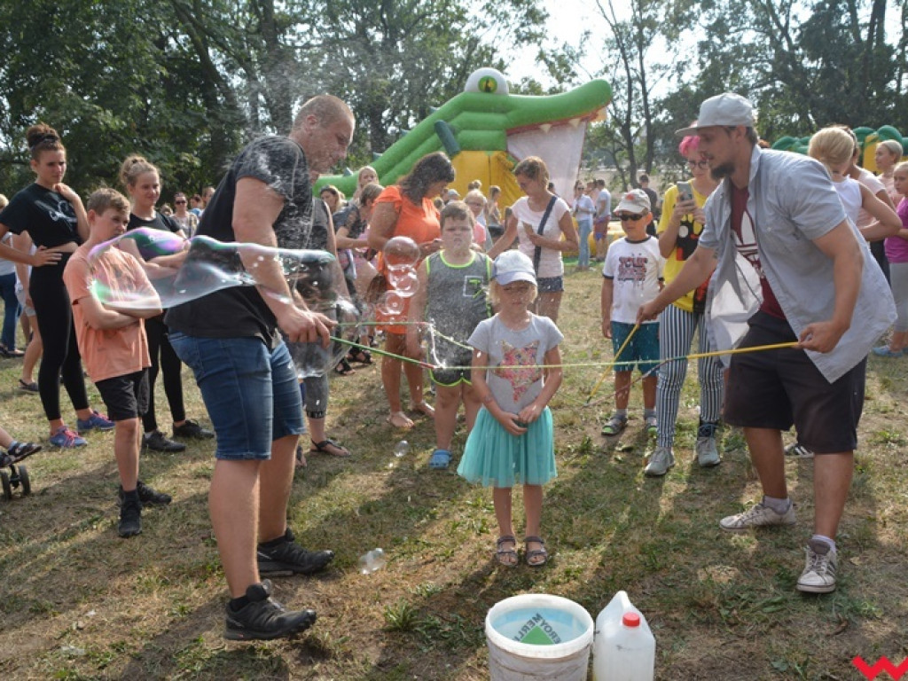 Można dmuchać bańki, a można się w nich schować, czyli Festiwal Baniek Mydlanych za nami