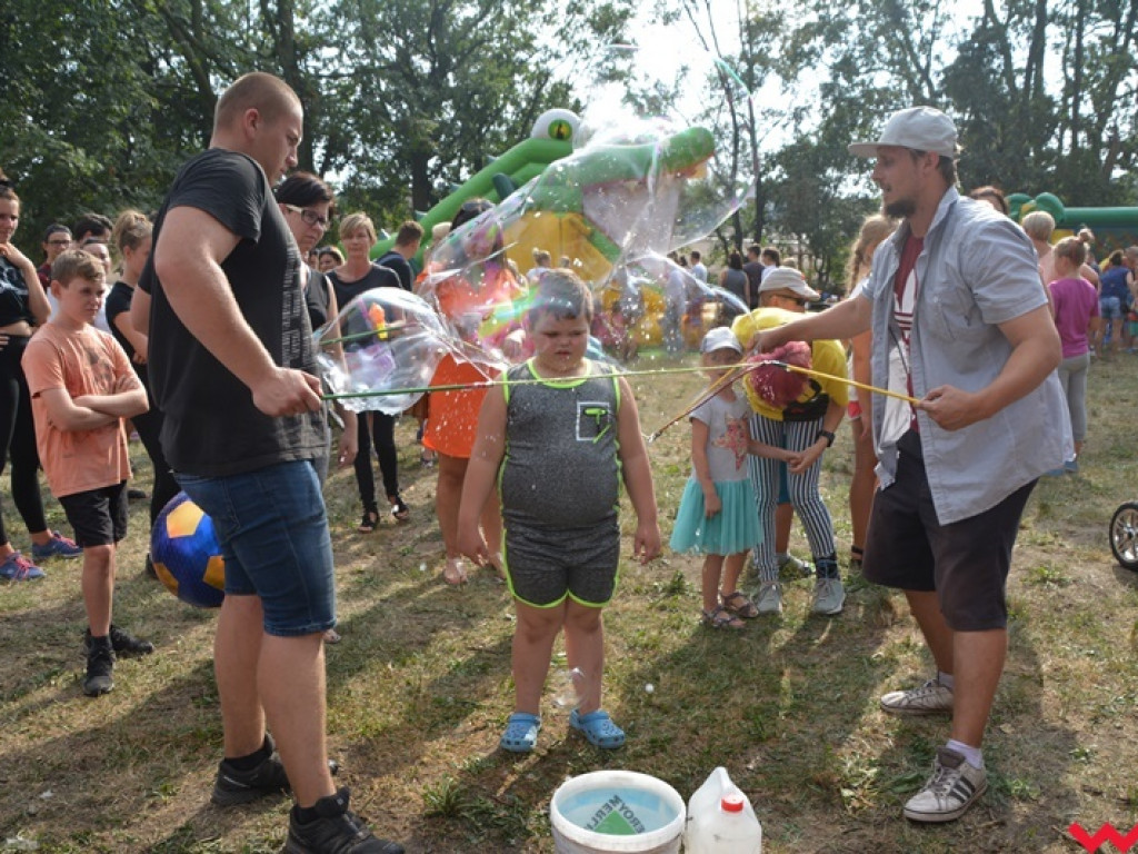 Można dmuchać bańki, a można się w nich schować, czyli Festiwal Baniek Mydlanych za nami